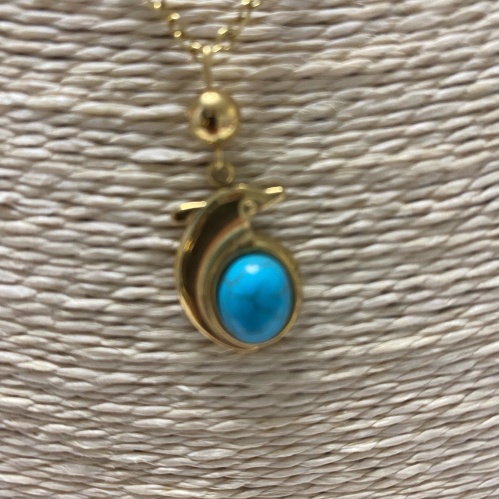 Elegant Gold and Turquoise Pendant Necklace